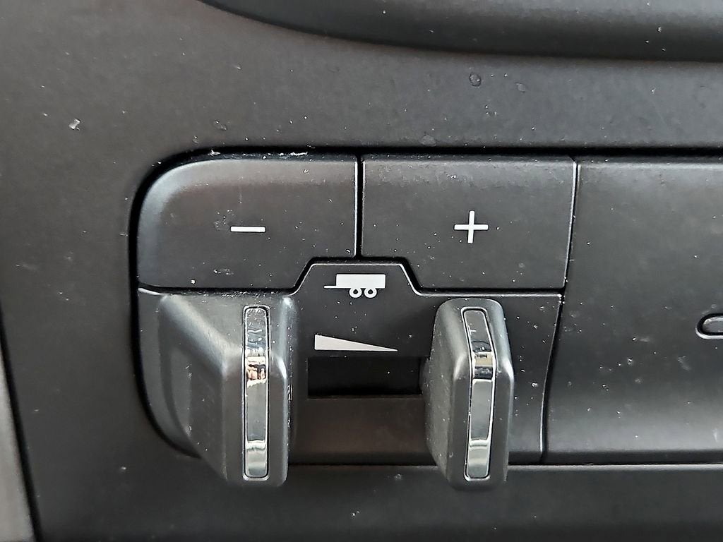 2022 RAM 1500 Classic SLT Crew Cab 4x2 5'7" Box