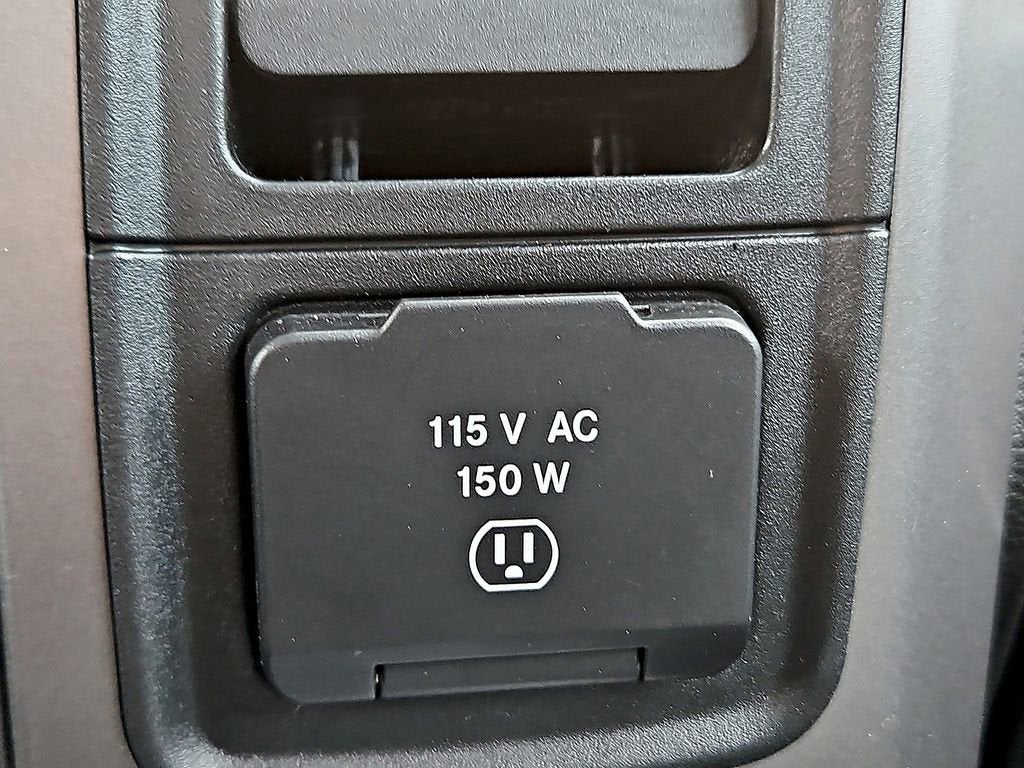 2022 RAM 1500 Classic SLT Crew Cab 4x2 5'7" Box