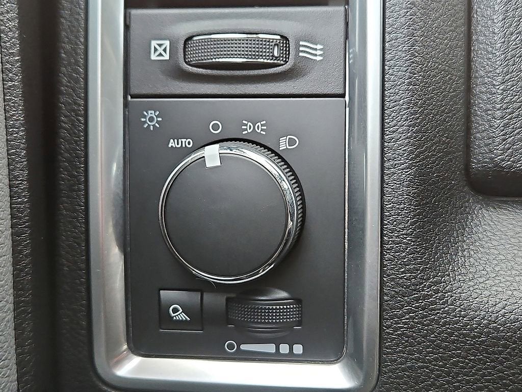 2022 RAM 1500 Classic SLT Crew Cab 4x2 5'7" Box