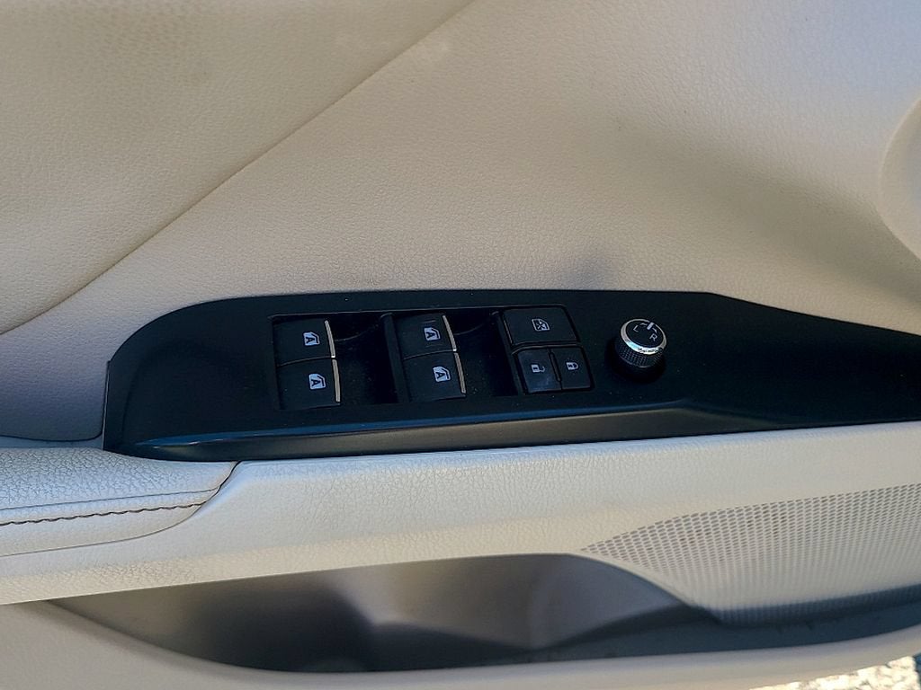 2020 Toyota Camry Hybrid XLE